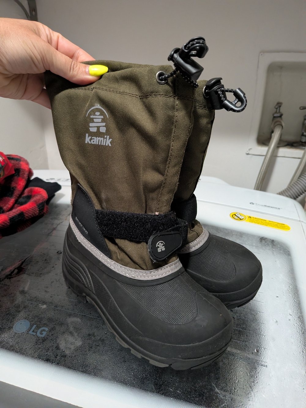 Kamik Kids Winter Snow Boots – Size 2
Durable, warm, and ready for winter.